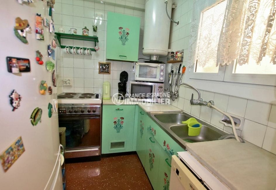 agence immobilière costa brava: appartement 64 m², cuisine indépendante équipée avec rangements
