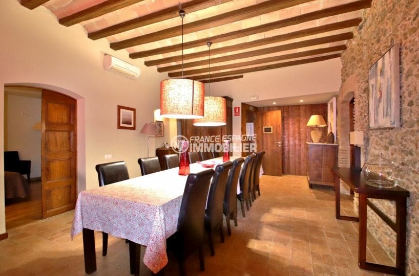 agence immobiliere palau saverdera: villa 581 m², salle à manger avec table de 12 personnes
