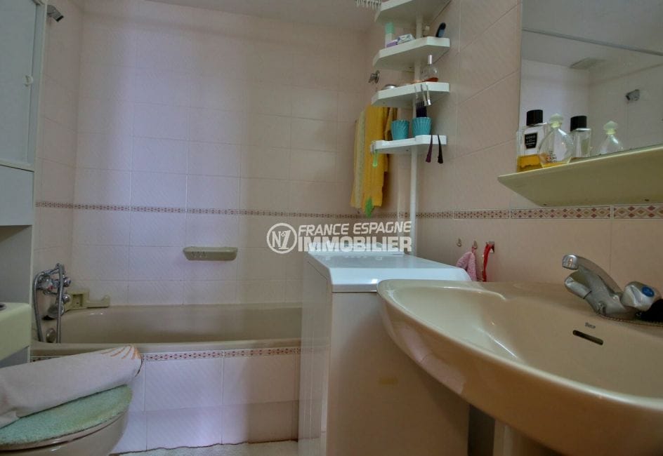 vente appartement rosas espagne, salle de bains avec baignoire, vasque et wc