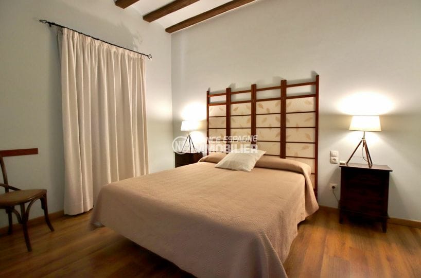 vente immobiliere costa brava: villa 581 m², première suite parentale avec lit double