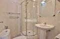 vente immobilière rosas: villa 99 m², salle d'eau avec cabine de douche, lavabo et wc