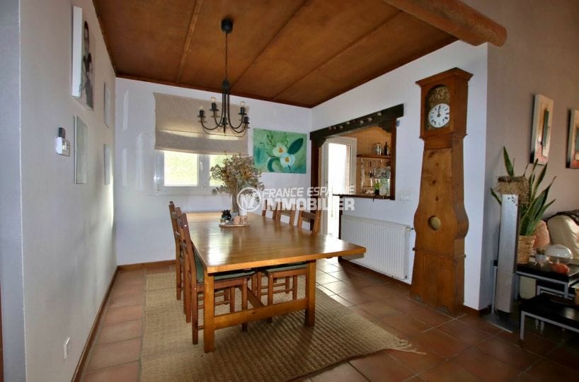 vente immobiliere rosas: villa 154 m², séjour avec grande table à manger, cuisine semi ouverte