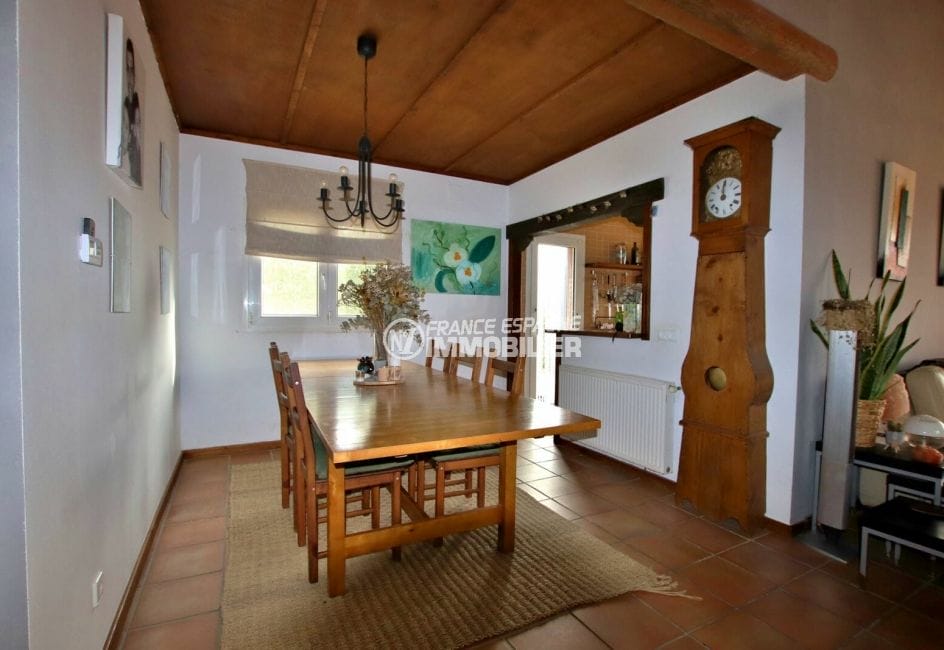 vente immobiliere rosas: villa 154 m², séjour avec grande table à manger, cuisine semi ouverte