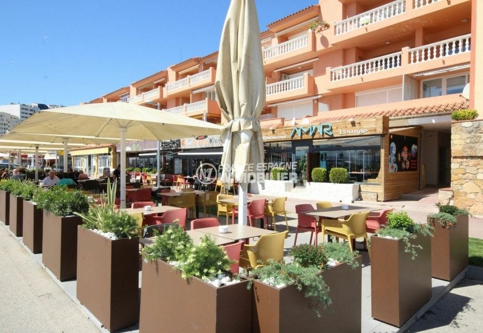 terrasses de restaurants près de la plage aux alentours