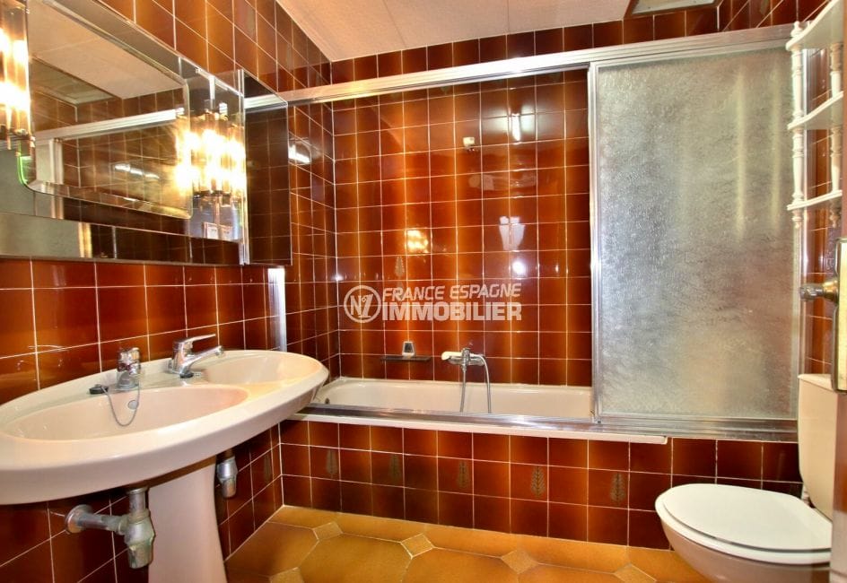 vente immobilière rosas: villa 260 m², salle de bains avec baignoire, lavabo et wc