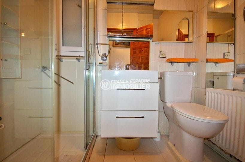 vente villa empuriabrava, amarre, salle d'eau avec douche, vasque et wc