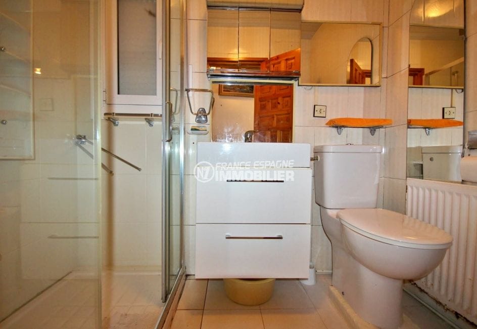vente villa empuriabrava, amarre, salle d&#039;eau avec douche, vasque et wc