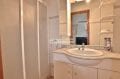 agence immobiliere costa brava espagne: villa roses, salle d'eau avec douche et meuble vasque