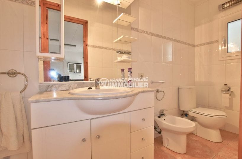 immo center rosas: villa 260 m², salle d'eau avec meuble vasque, wc et bidet