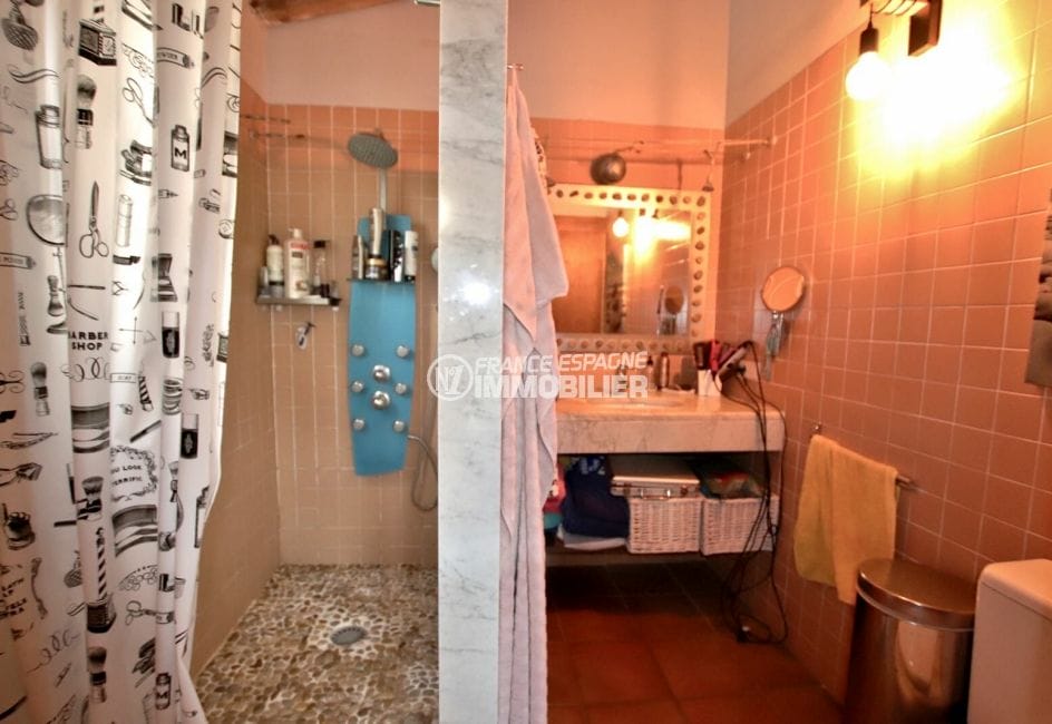 immo center roses: villa 154 m², salle d'eau avec double, meuble vasque et rangements