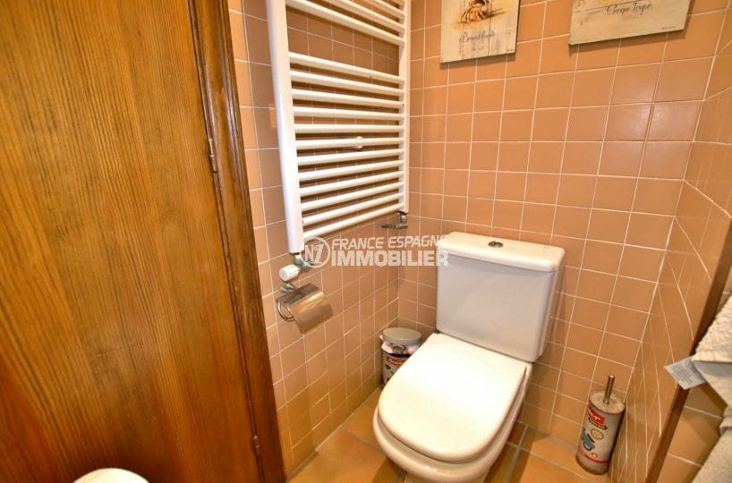 roses immobilier: villa 154 m², toilettes dans la salle d'eau
