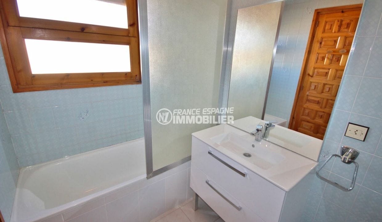 vente immobiliere costa brava: villa 172 m², salle de bains avec baignoire et meuble vasque 