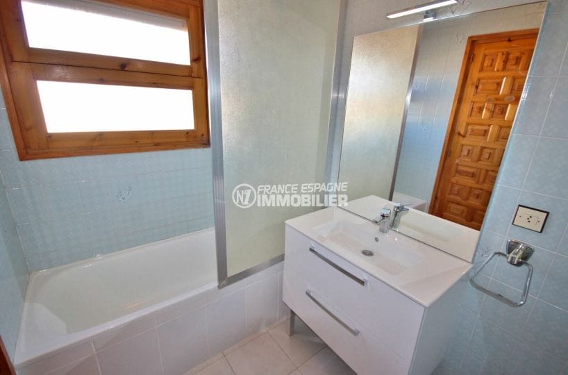 vente immobiliere costa brava: villa 172 m², salle de bains avec baignoire et meuble vasque