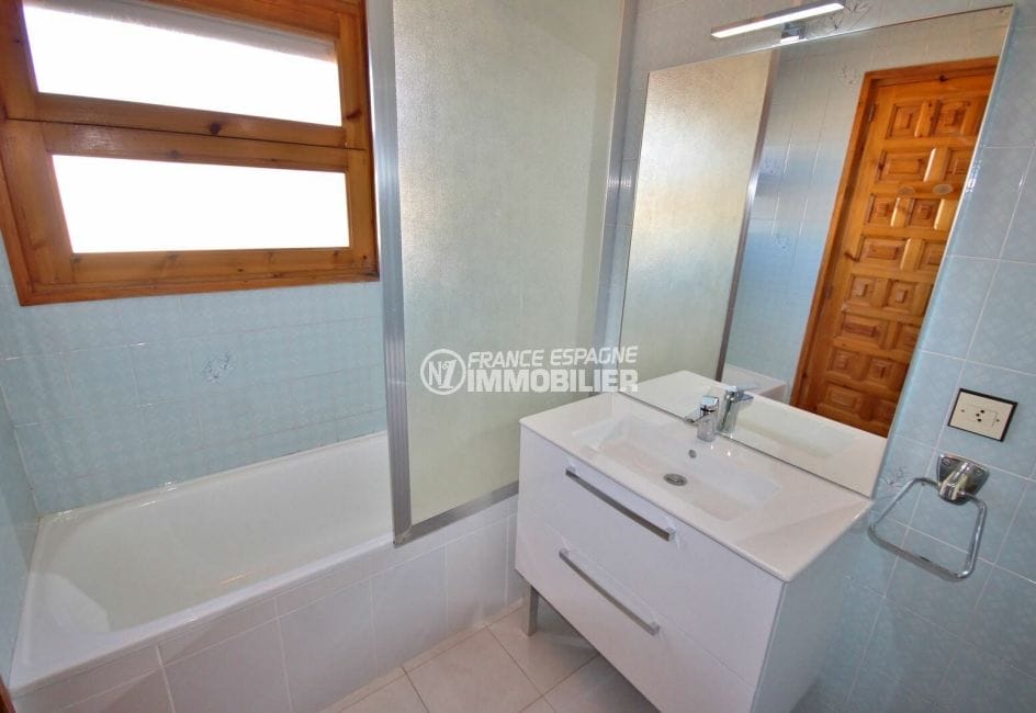 vente immobiliere costa brava: villa 172 m², salle de bains avec baignoire et meuble vasque