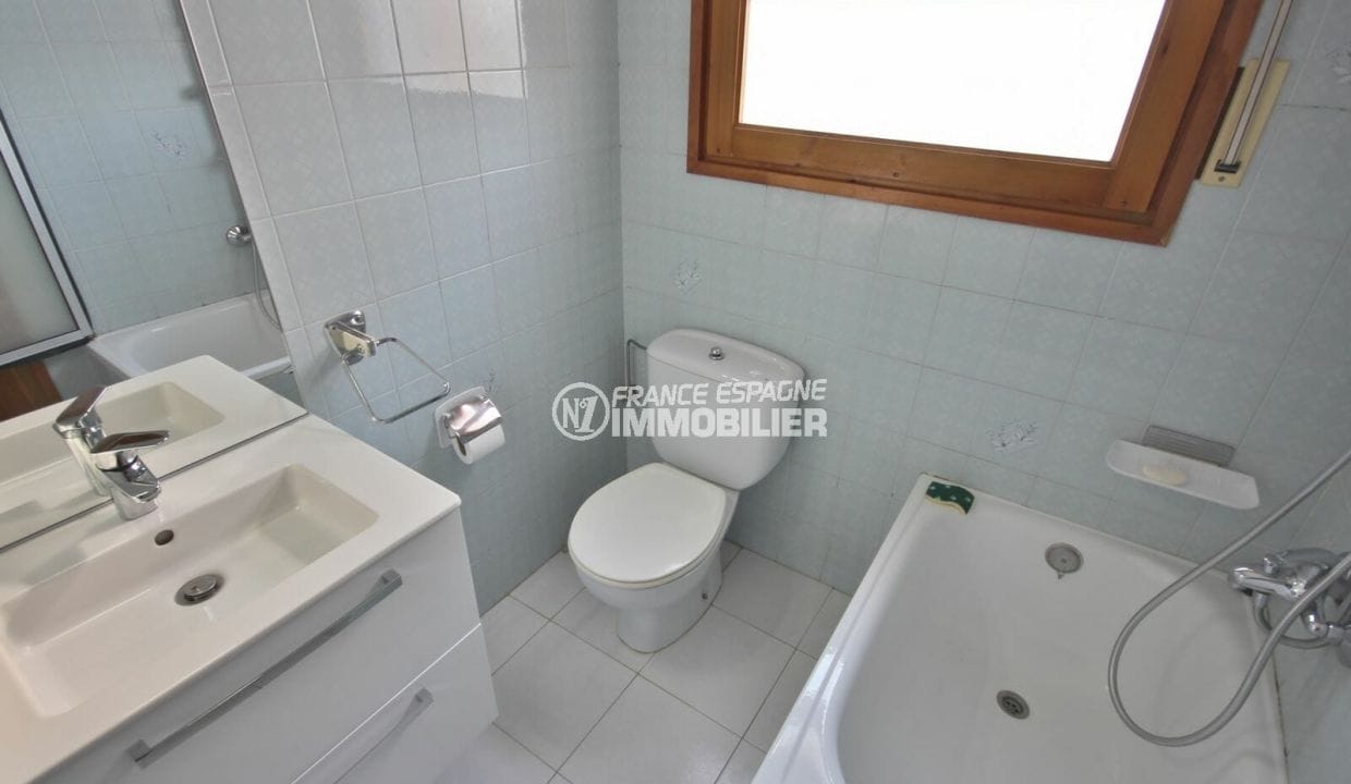 vente immobilière costa brava: villa 172 m², deuxième salle de bains avec baignoire et vasque