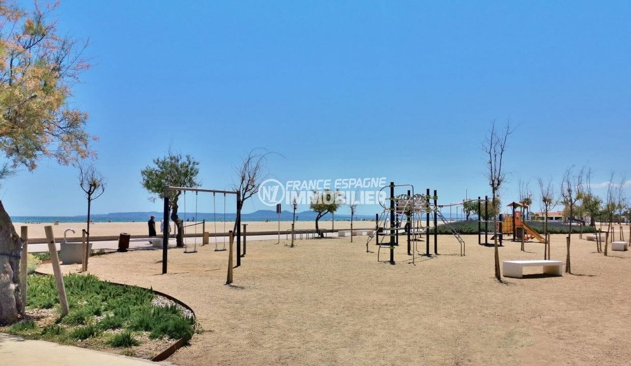 aires de jeux pour enfants sur la plage environnante