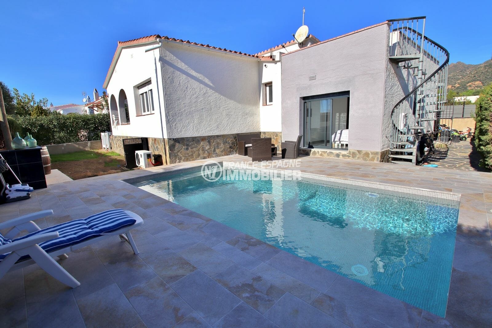 maison a vendre rosas: villa 140 m² sur terrain de 407 m², terrasse solarium vue mer, piscine, garage,
