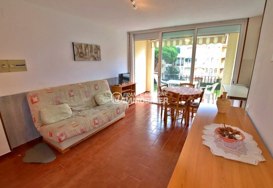 real estate costa brava: apartment 46 m², living room with terrace pool view