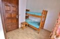 maison à vendre empuriabrava: chambre avec lits superposés, porte accès sur la cour intérieure