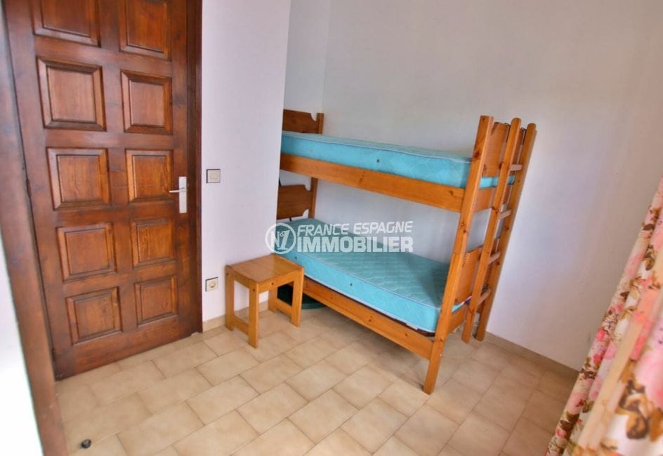 maison à vendre empuriabrava: chambre avec lits superposés, porte accès sur la cour intérieure
