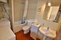 agence empuriabrava: 46 m² apartment, bathroom with bathtub and shower. toilets