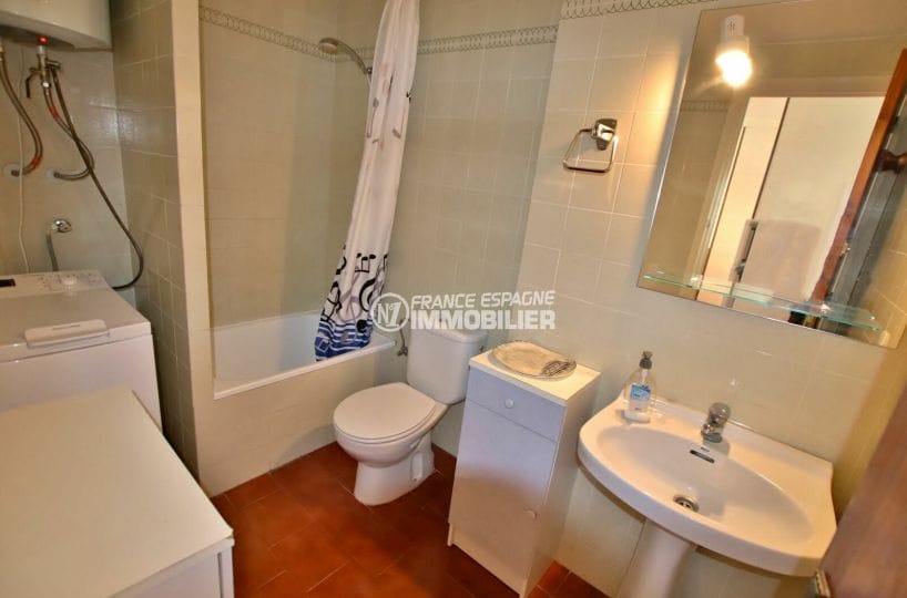 agence empuriabrava: 46 m² apartment, bathroom with bathtub and shower. toilets