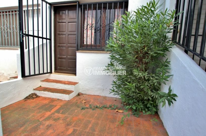 maison a vendre espagne: villa 65 m², cour intérieure, grille de protection à la porte