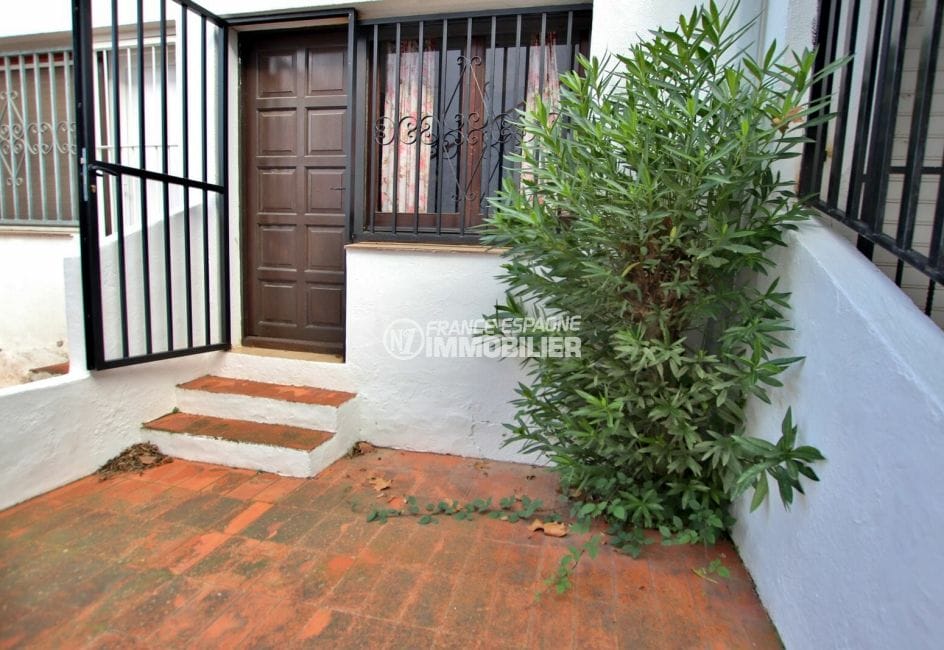maison a vendre espagne: villa 65 m², cour intérieure, grille de protection à la porte