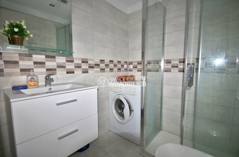 vente empuriabrava: 2 pièces rénové 37 m², salle d'eau avec douche et wc