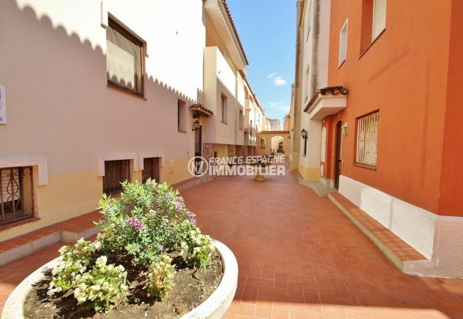 quiet, well-maintained residence, community pool available, empuriabrava