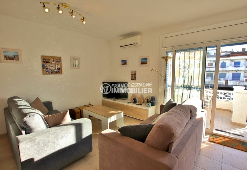 acheter appartement empuriabrava: salon avec terrasse vue sur canal 15 m²
