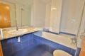 rosas immo, appartement 67 m² avec piscine communautaire, salle de bain avec baignoire