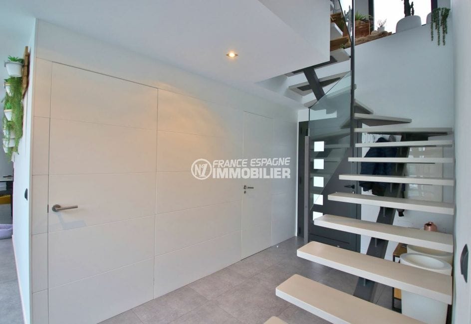 maison a vendre espagne bord de mer, 215 m², aperçu de la porte d'entrée et escaliers
