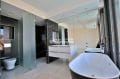 agence immobilière costa brava: villa 334 m², salle de bain avec douche, baignoire et wc