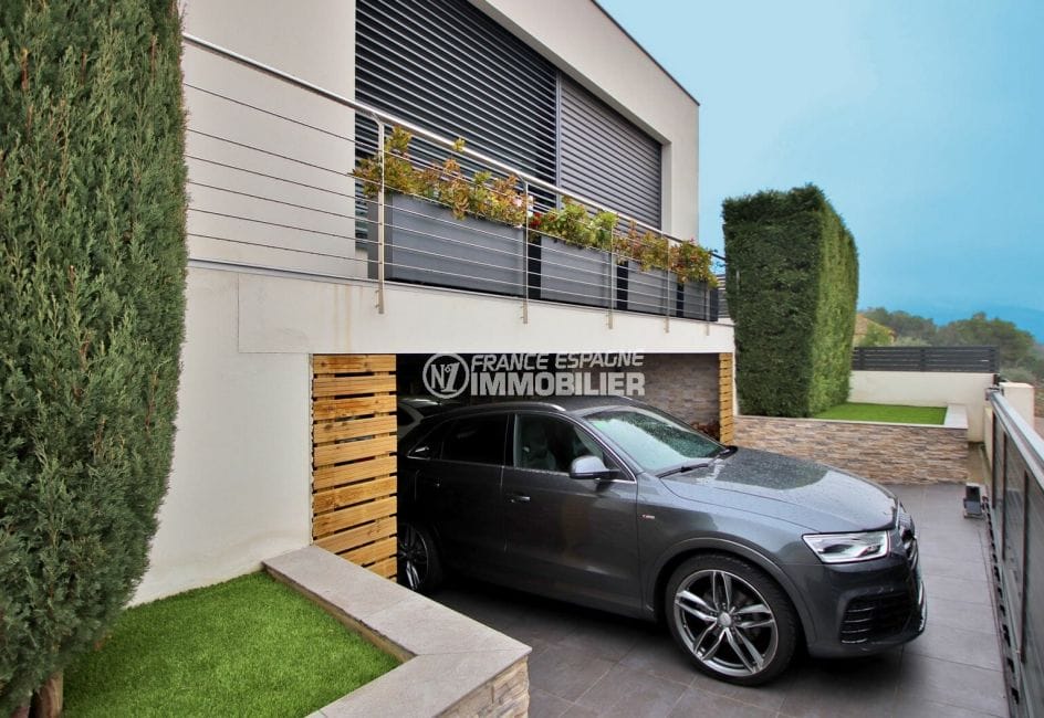 achat immobilier roses: villa 215 m², aperçu du garage 46 m² et parking cour extérieur