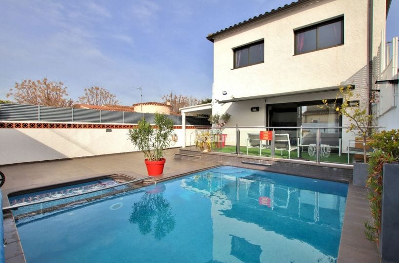 maison a vendre empuriabrava, ref.4078, aperçu de la piscine chauffée et de la terrasse