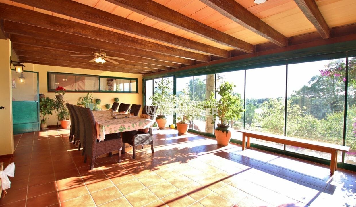 maison a vendre espagne costa brava, villa 280 m², véranda avec magnifique vue sur la propriété