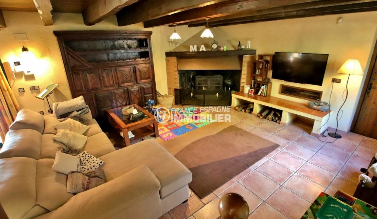 achat maison costa brava, villa 280 m², agréable salon avec cheminée et belles poutres apparentes
