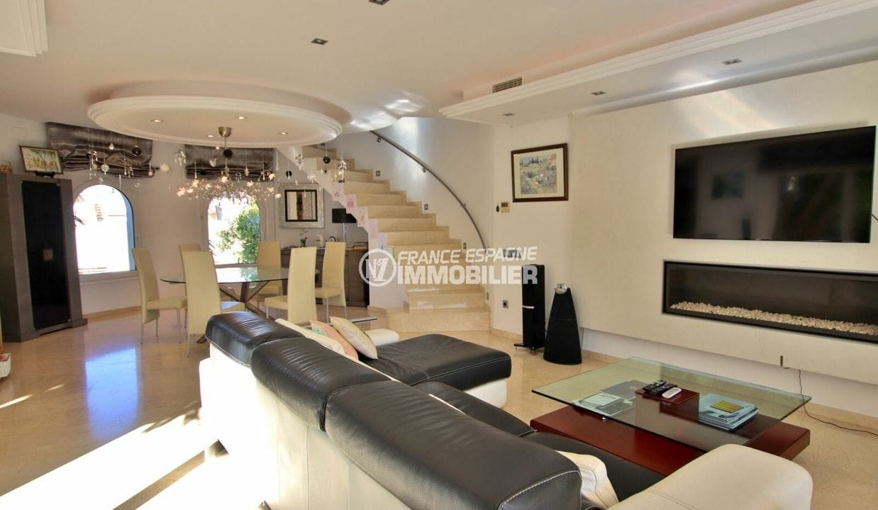buy house empuriabrava, near beach, spacious living room with nice amenities
