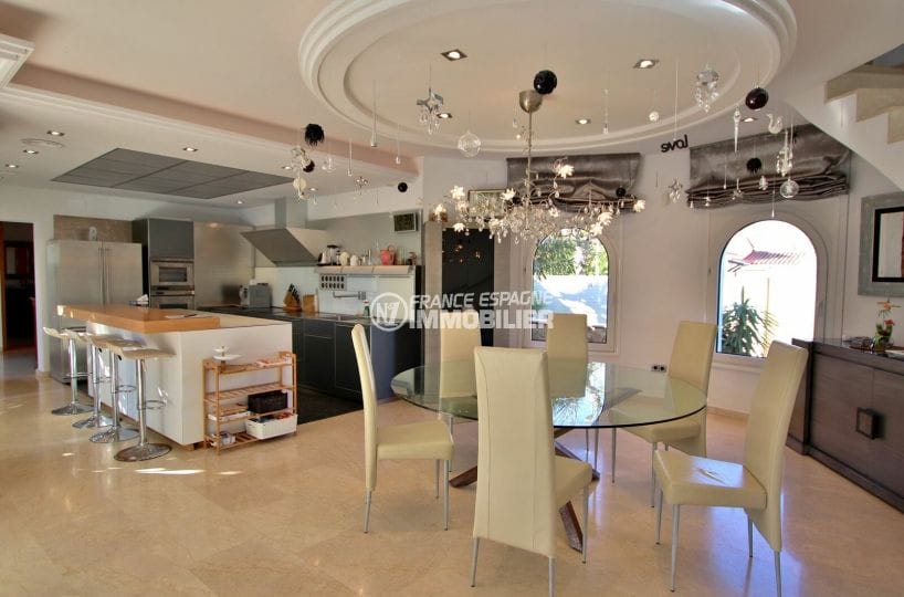 vente empuriabrava: villa 282 m², cuisine américaine équipée ouverte sur le salon