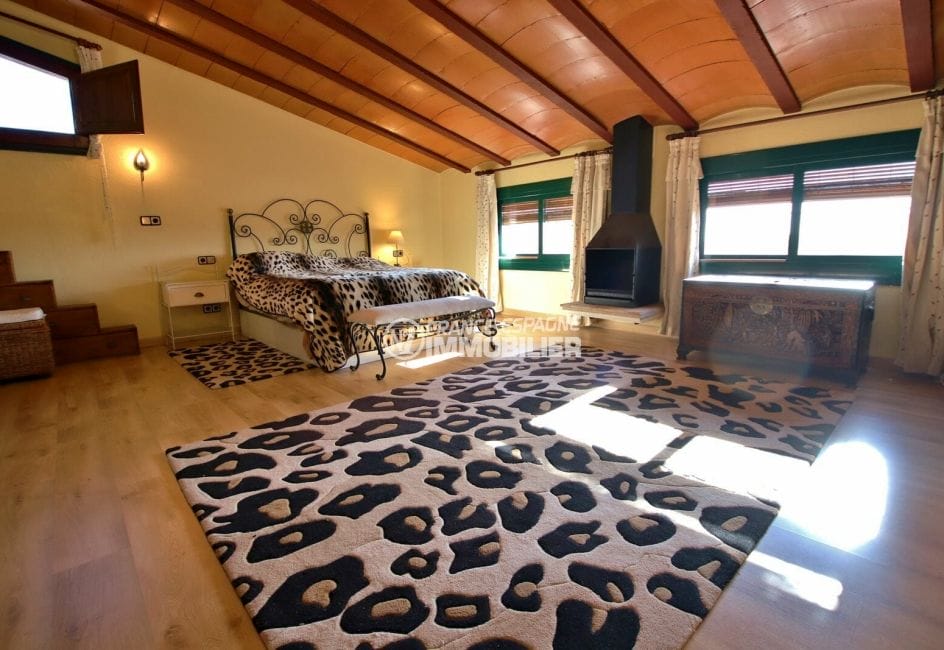 vente immobilier costa brava: villa 280 m², suite parentale avec belle cheminée