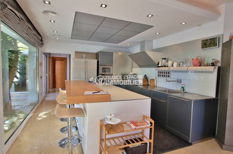 agence empuriabrava: villa 282 m², cuisine américaine fonctionnelle avec îlot accès terrasse
