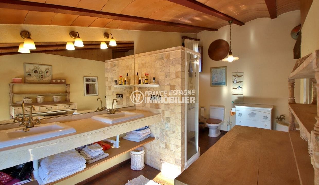 maison a vendre espagne bord de mer, villa 280 m², salle de bains avec douche, baignoire et wc