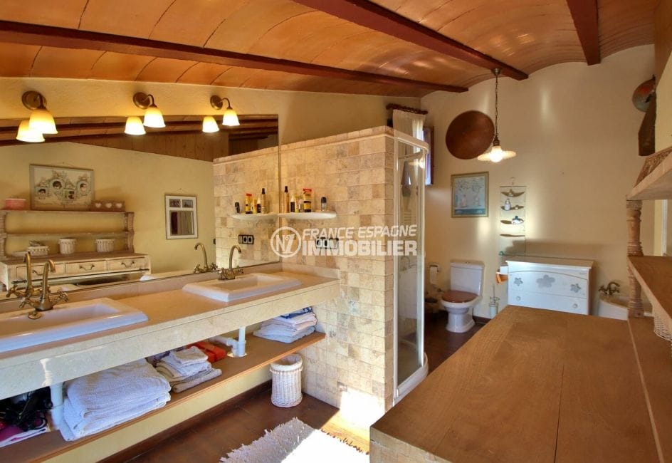 maison a vendre espagne bord de mer, villa 280 m², salle de bains avec douche, baignoire et wc