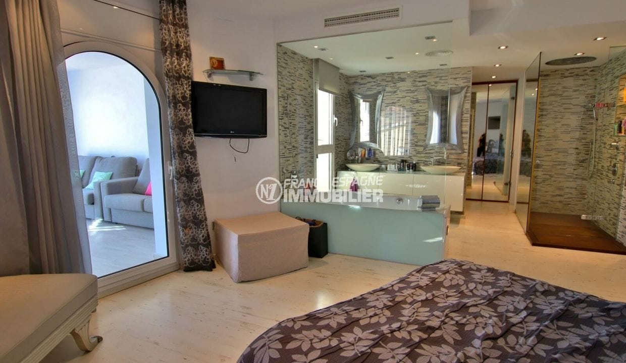 house for sale empuriabrava with mooring, master suite with bathroom terrace access