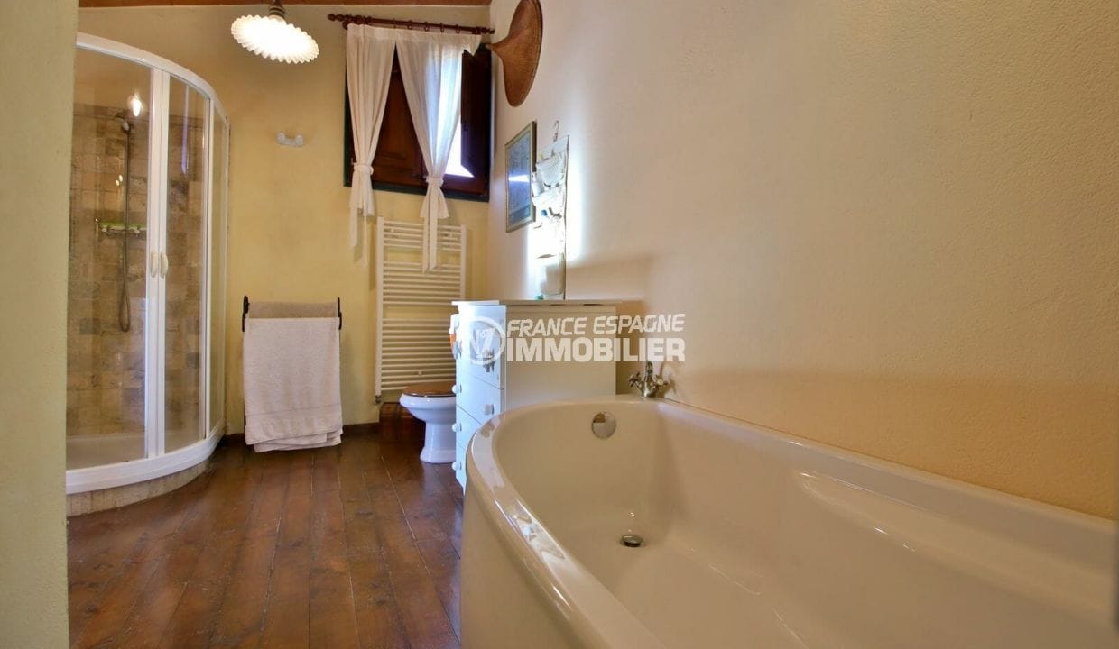 achat maison espagne costa brava, villa 280 m², salle de bains avec baignoire, douche et wc