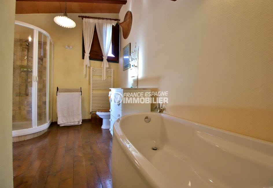achat maison espagne costa brava, villa 280 m², salle de bains avec baignoire, douche et wc