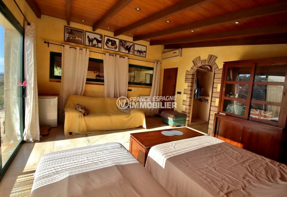 vente immobilier espagne costa brava: villa 280 m², grande chambre à coucher avec coin canapé accès terrasse