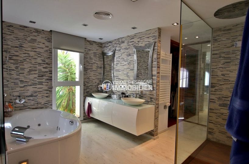 vente villa empuriabrava, garage, salle de bains avec baignoire à remous, douche et double vasque