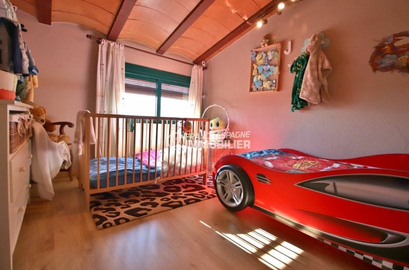 maison a vendre espagne catalogne, villa 280 m², chambre d'enfants avec lit simple et lit bébé